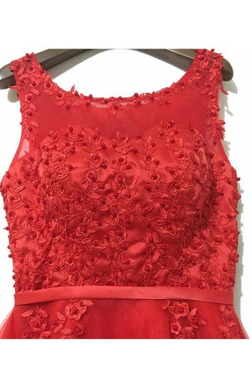 Šaty bez rukávů s krajkou a výstřihem do písmene A