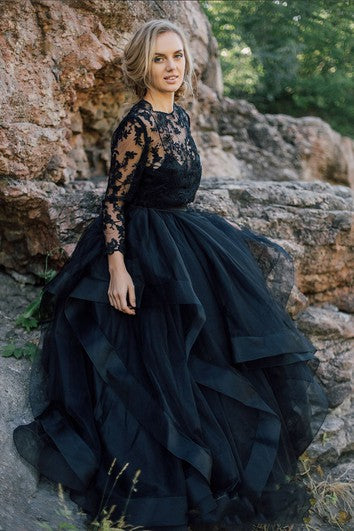 Robe de mariée noire trapèze à manches longues et décolleté plongeant avec boutons et dos illusion et appliqués en dentelle plissée, ceinture/ruban