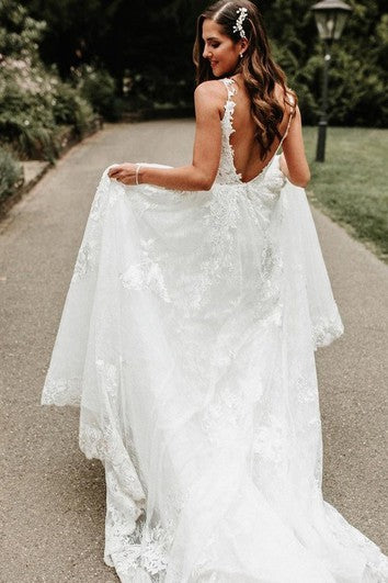 Moderní krajková svatební šaty A-line s V-výstřihem, podlahové délky, s vlečkou a bez rukávů, s aplikacemi
