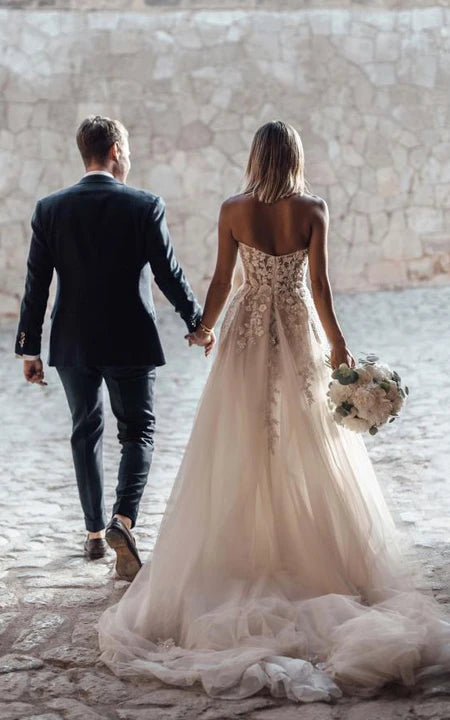 Fließendes A-Linien-Hochzeitskleid im Empire-Stil mit herzförmigem Ausschnitt und Tüllapplikationen