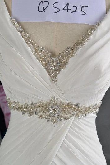 Šaty bez rukávů s výstřihem do V, plisované, z šifónu ve tvaru A s krystalovými detaily