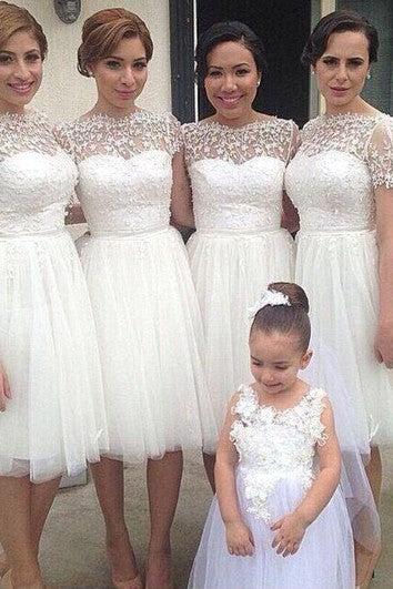 Robe de demoiselle d'honneur romantique en tulle blanc et dentelle à manches courtes