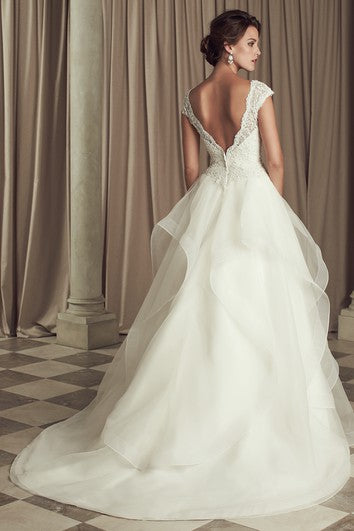 Šaty s výstřihem do V a volánem a krajkovým korzetem