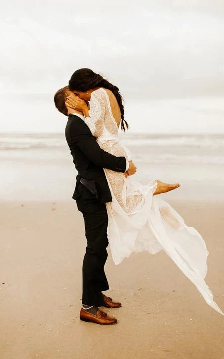 Boho-Brautkleid mit U-Boot-Ausschnitt und langen Ärmeln und tiefem V-Ausschnitt