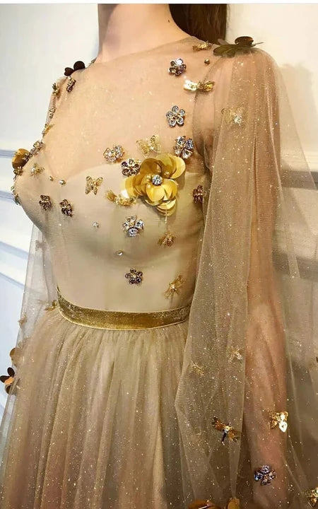 Plesové šaty s iluzorním výstřihem ve tvaru šperku, nabíranými dlouhými rukávy, empire střihem a plisovanými flitry