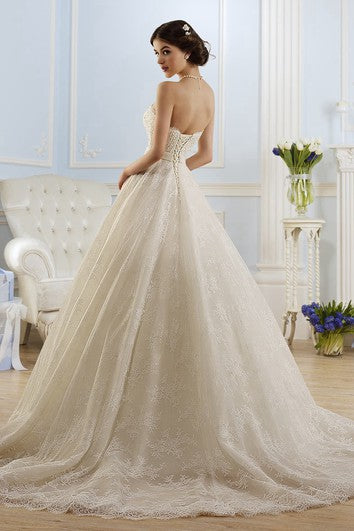 Robe longue de princesse sans bretelles en dentelle dos nu avec bijoux de taille et plis