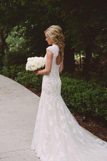 A-Linie, kurzes, rückenfreies Spitzenkleid mit V-Ausschnitt, Glockenkappe und Applikationen