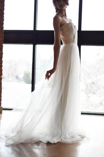 Šaty A-Line s tylovou láskyplnou výstřihem, řasením a záhyby