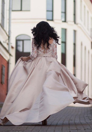 Robe de mariée grande taille en satin avec appliques et col en V et manches longues