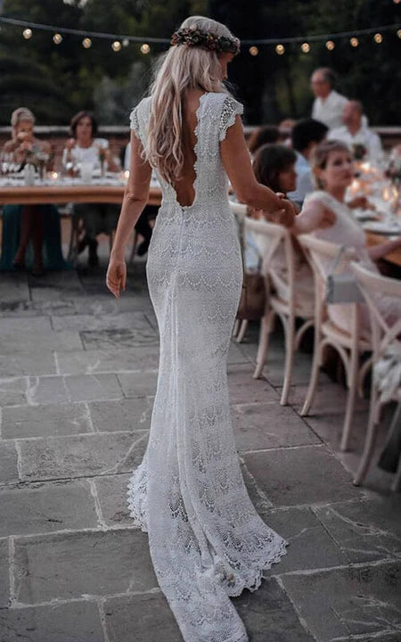 Robe de mariée fourreau simple à manches courtes en dentelle style hippie avec dos en V profond