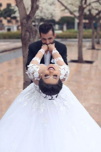 Svatební šaty s vlečkou, dlouhým rukávem a iluzním zadním dílem, v délce po zem, s výstřihem do V a zipem, z tylu