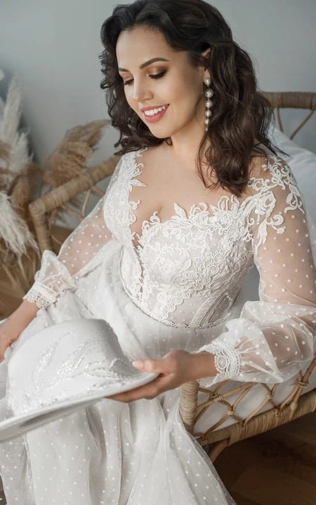 Langärmliges Illusions-Brautkleid aus Spitze und Tüll mit V-Ausschnitt in Übergröße