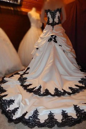 Robe de mariée en taffetas à col en cœur sans manches avec traîne cathédrale et volants en cascade
