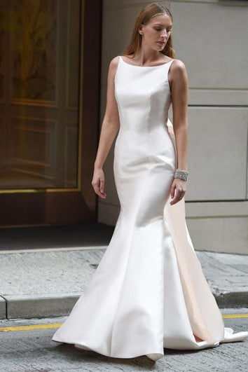Svatební šaty z saténu s lodičkovým výstřihem, otevřenými zády a bez rukávů s mašlí