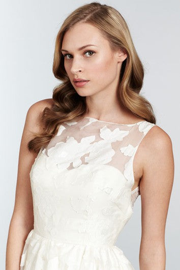 Robe unique sans manches à col haut et longueur thé avec dos trou de serrure