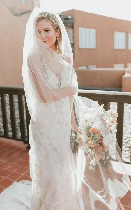 Neformální krajkové svatební šaty s aplikací ve stylu country