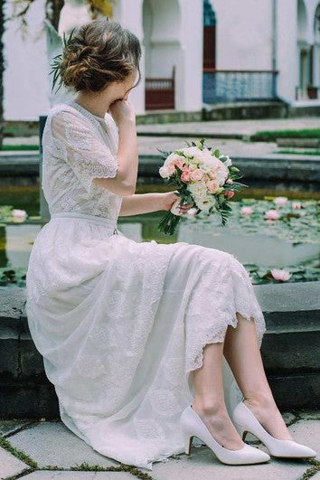 Svatební šaty s vysokým límcem, polovičními rukávy, krajkovým šifonem a iluzorním efektem