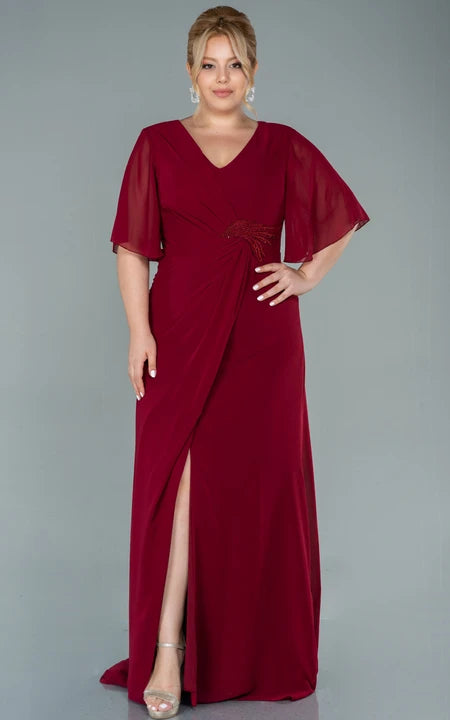 Elegantes, halbärmeliges Empire-Kleid aus Chiffon mit V-Ausschnitt und Schlitz vorn in Übergröße