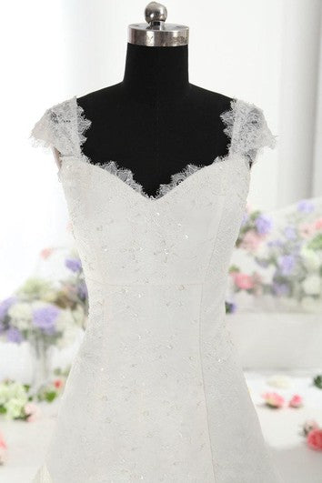 Šaty trumpetového střihu s krajkou a krátkými rukávy, se šněrováním na zádech