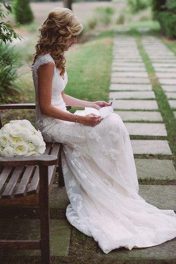 A-Linie, kurzes, rückenfreies Spitzenkleid mit V-Ausschnitt, Glockenkappe und Applikationen