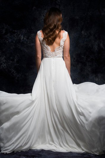 Šaty bez rukávů ve tvaru A z krajky a šifónu s bočním rozparkem a výstřihem do V