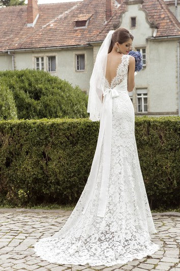 Vestido de novia de encaje con vaina sin mangas con cuello con cintura frecuente