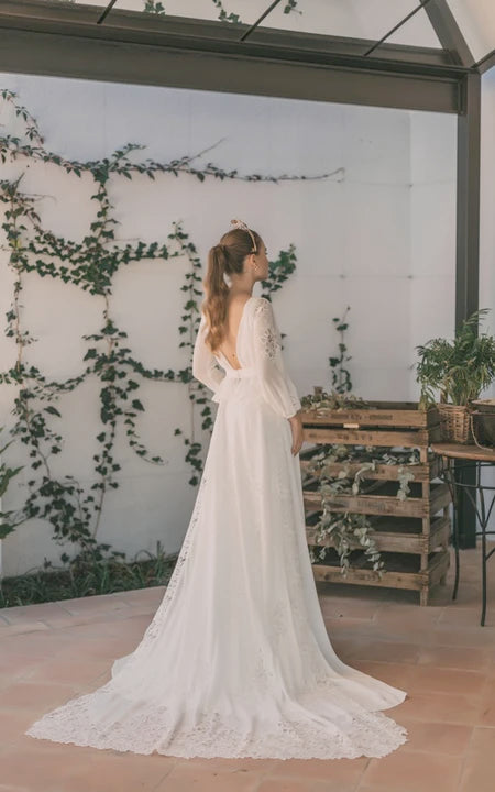 Vestido de gasa de manga larga con cuello en V