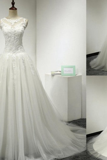 Abito senza maniche a traina di tulle e in pizzo con scollo gioiello e buco della serratura