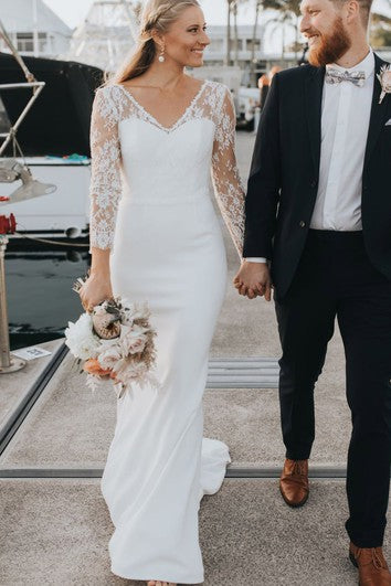 Skromné pouzdrové šaty s krajkovým saténem, V-výstřihem, vlečkou, dlouhým rukávem a hlubokým V-zadním výstřihem pro svatební šaty