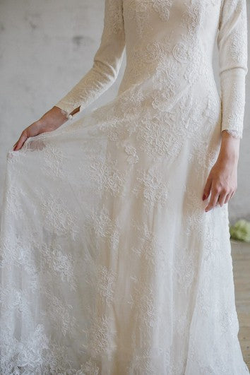 Robe de mariée élégante en dentelle à encolure dégagée et manches 3/4
