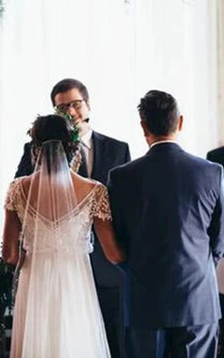 Robe de mariée empire en dentelle avec dos en V et détails en cristal