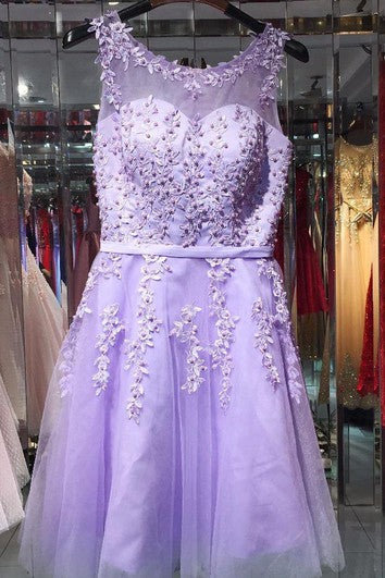 Šaty bez rukávů s krajkou a výstřihem do písmene A