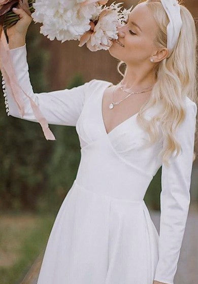 Elegantní saténové svatební šaty s dlouhým rukávem ve tvaru A s výstřihem do V a sklady