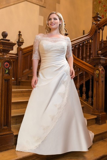 Robe trapèze en satin à manches mi-longues et épaules dénudées avec traîne en dentelle