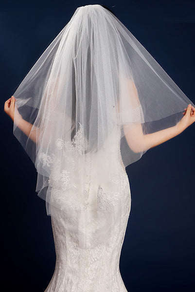 Simple Short Fingertip Wedding Veil with Appliques