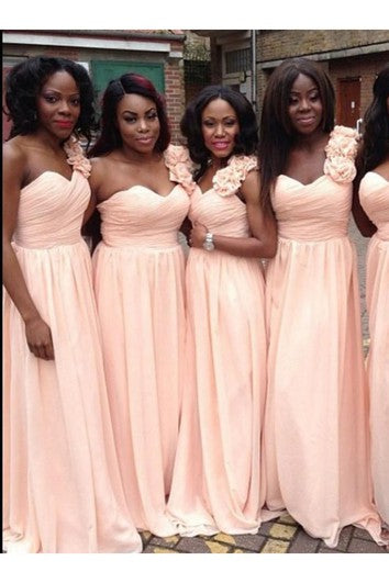 Robe trapèze courte asymétrique en mousseline de soie avec plis drapés et illusion de cloche à volants et fleurs à traîne illusion avec fermeture éclair