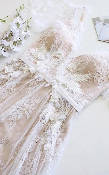 Vestido de novia de encaje del imperio plisado de manga corta de cuello en V