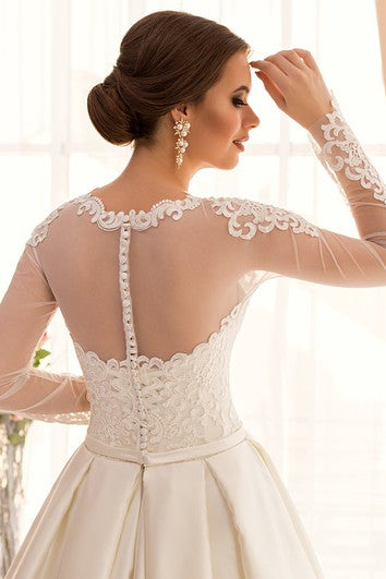 Robe trapèze longue en satin illusion à manches longues et bijoux avec applications