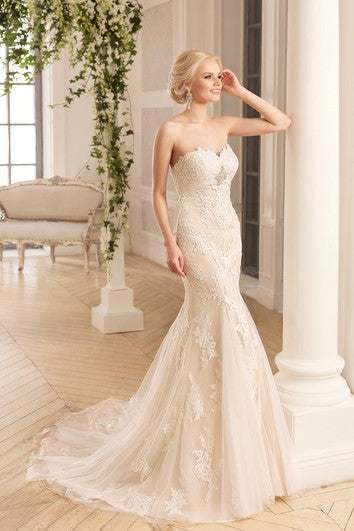 Robe longue sirène en tulle et dentelle sans manches avec décolleté en cœur et dos nu, avec appliques et broche