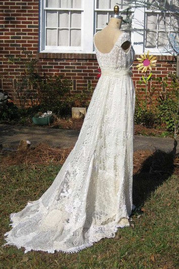 Brautkleid aus Vintage-Spitze mit Flügelärmeln, tiefem V-Ausschnitt, Blumenmuster und Schleppe