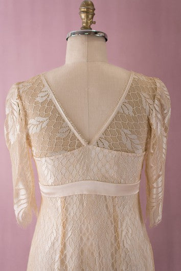 Schlichtes Spitzenkleid mit V-Ausschnitt und V-Rücken