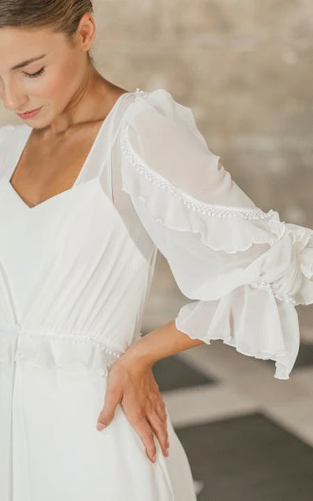 Abito da sposa in chiffon a maniche lunghe fluide ed eteree con treno in tribunale a più livelli