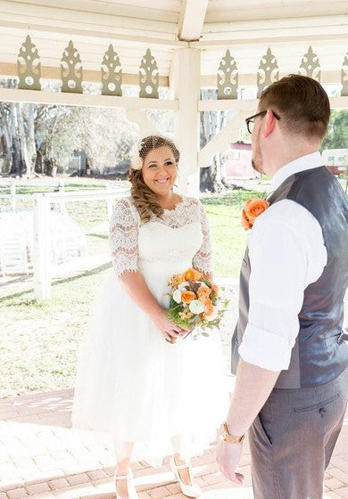 A abito in pizzo di pizzo a campana a mezza manica corta