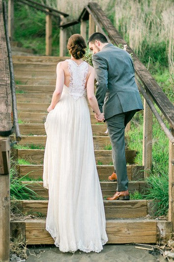 Šaty bez rukávů s límcem Cowl z šifónu s předním rozparkem a krajkovým zády