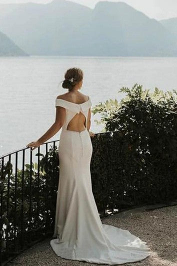 Semplice abito da sposa con manicotto con cappuccio a sirena in chiffon