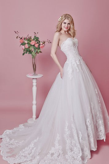 Romantic Sweetheart Floral Lace Applique and English Net Wedding Ball Gown